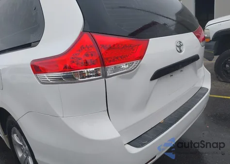 2014 Toyota Sienna L V6 7 Passenger z USA, uszkodzony, nr VIN 5TDZK3DC8ES407849